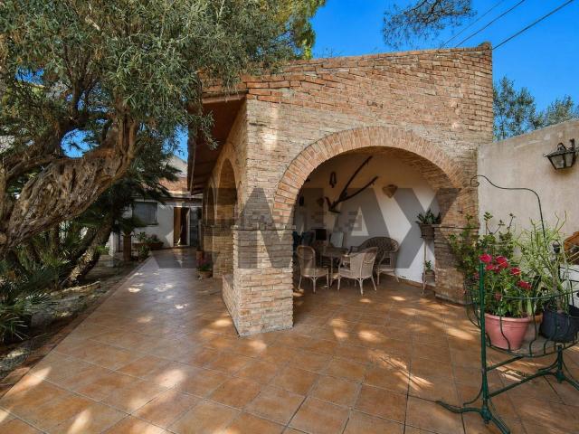 Rustici e casali in vendita di 300 m² in Via Fazzino