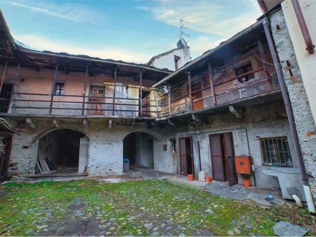 Rustici e casali in vendita di 300 m² in Via Professor G. Cuzzi, 4