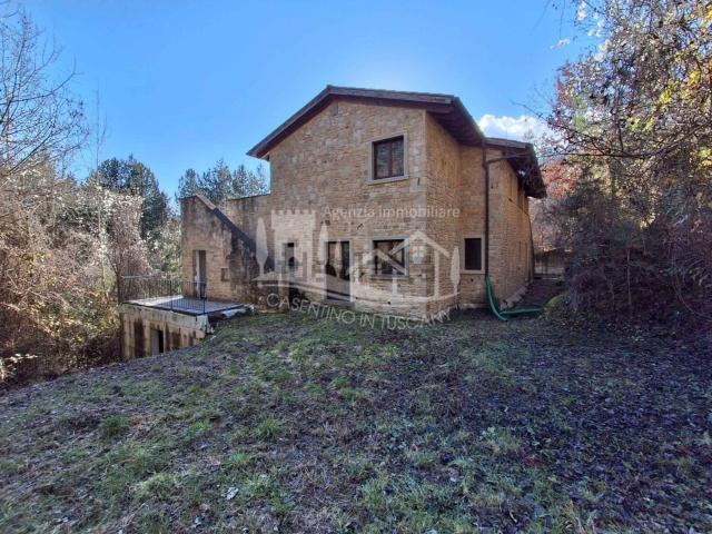 Rustici e casali in vendita di 300 m² in Via Provinciale