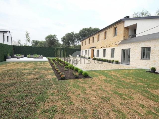 Rustici e casali in vendita di 300 m² in Via Sambughè