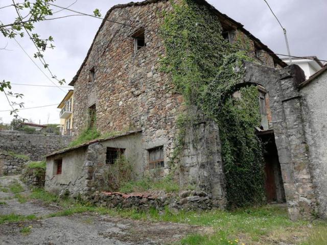 Rustici e casali in vendita di 300 m² in Via Vara