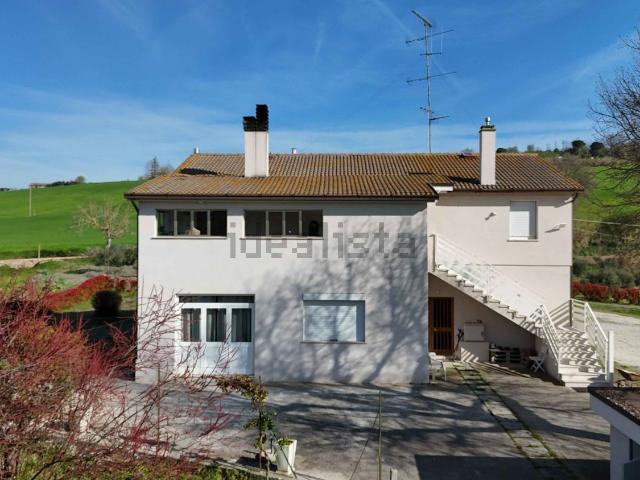 Rustici e casali in vendita di 300 m² in Viale Giulio Girotti, 14