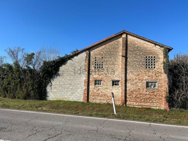 Rustici e casali in vendita di 300 m² in Viale della Resistenza, 1