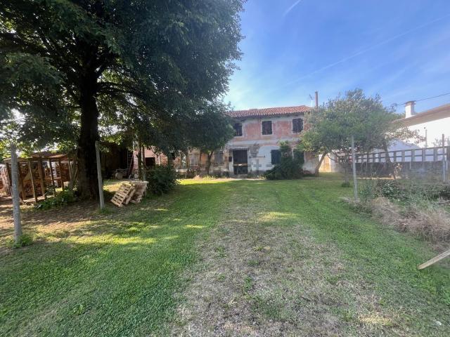 Rustici e casali in vendita di 303 m² in Via Roma