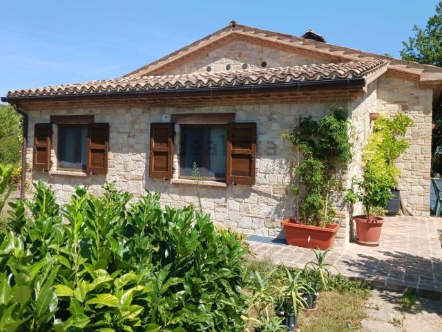 Rustici e casali in vendita di 314 m² in Frazione Avenale