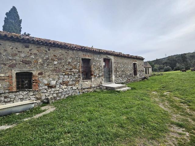 Rustici e casali in vendita di 314 m² in Via Serro Coniglio
