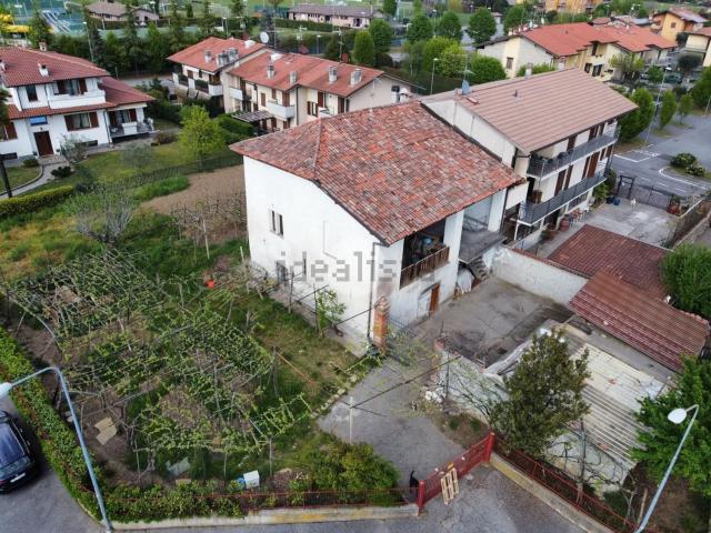 Rustici e casali in vendita di 315 m² in Via Mario Locati