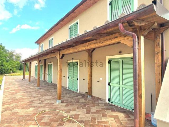 Rustici e casali in vendita di 315 m² in Via della Camminata Est, 9