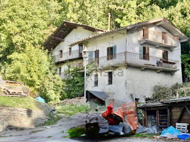 Rustici e casali in vendita di 316 m² in Frazione Chez Norat, 12