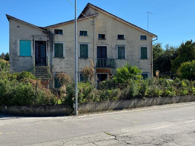 Rustici e casali in vendita di 317 m² in Via Cartiera, 63