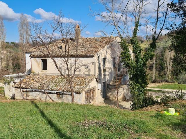 Rustici e casali in vendita di 319 m² in Contrada Fontezucca