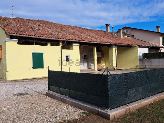 Rustici e casali in vendita di 319 m² in Via Nazionale, 84