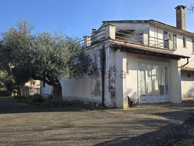 Rustici e casali in vendita di 319 m² in Viale della Unità D&apos Italia
