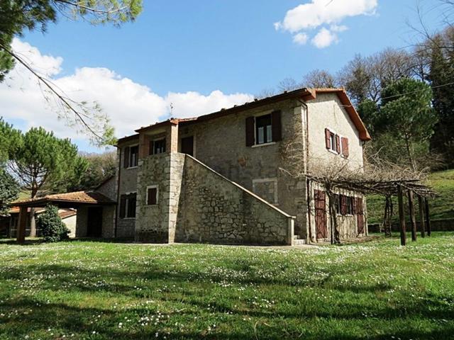 Rustici e casali in vendita di 3100 m²