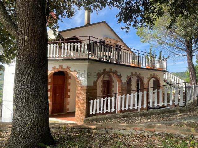 Rustici e casali in vendita di 310 m²