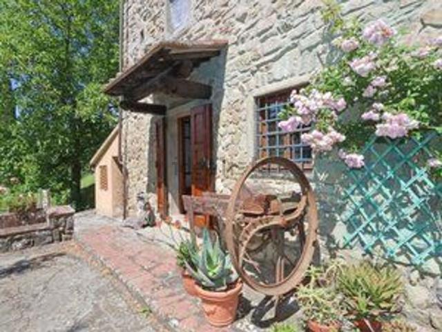 Rustici e casali in vendita di 310 m²