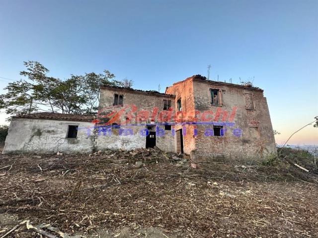 Rustici e casali in vendita di 310 m²