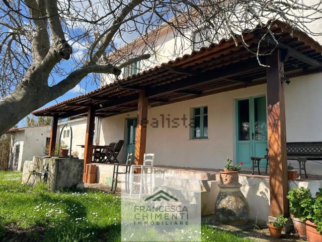 Rustici e casali in vendita di 310 m² in Località Castelpiero