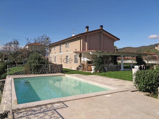 Rustici e casali in vendita di 310 m² in Via I Maggio