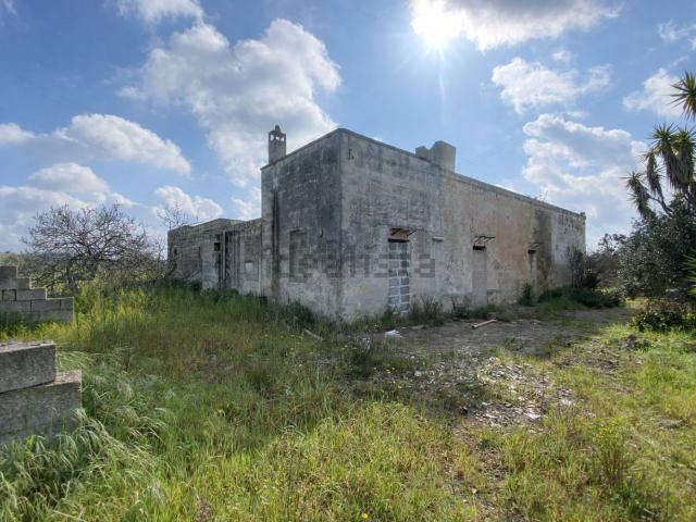 Rustici e casali in vendita di 310 m² in Viale Marcello Chiatante