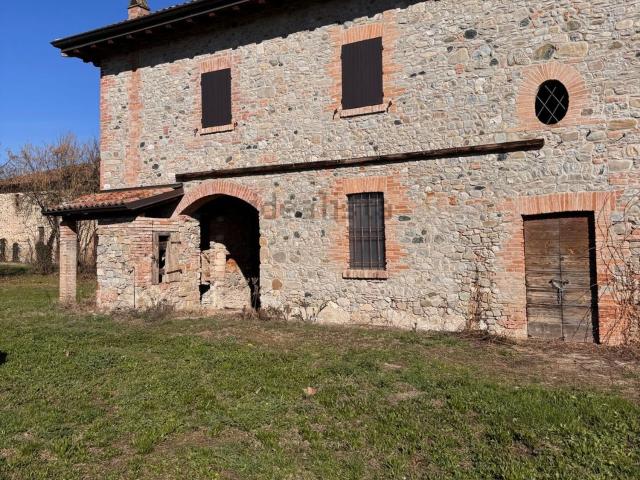 Rustici e casali in vendita di 311 m² in Via Roma, 24