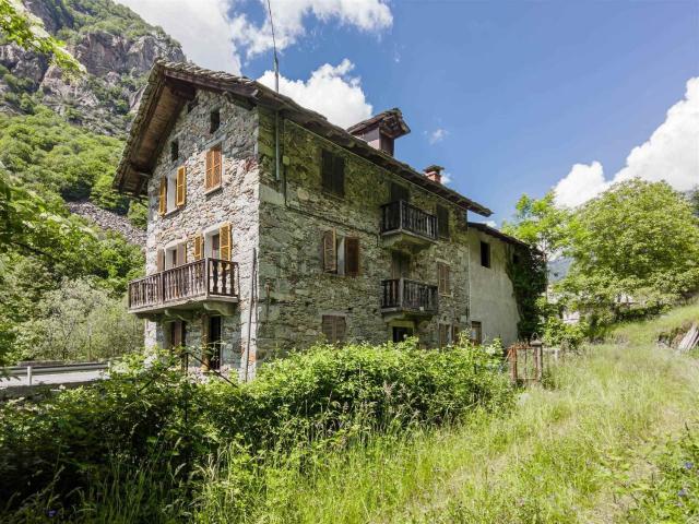 Rustici e casali in vendita di 313 m² in Località Espaz, 54