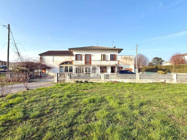 Rustici e casali in vendita di 313 m² in Via Kennedy, 421