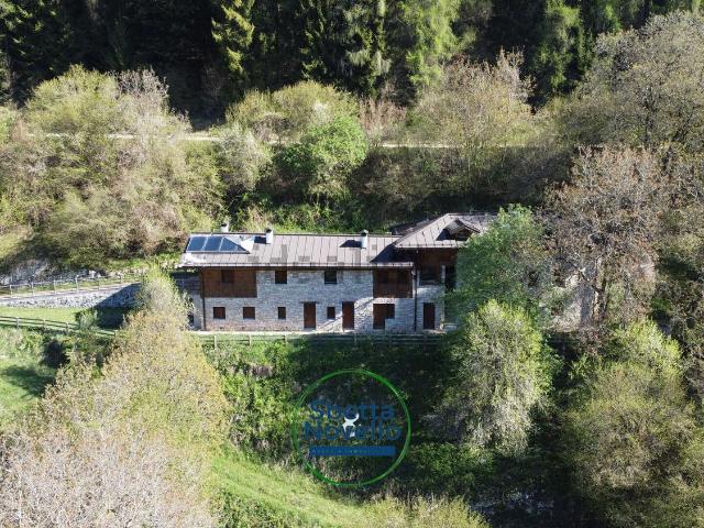 Rustici e casali in vendita di 324 m² in Strada Senza Nome