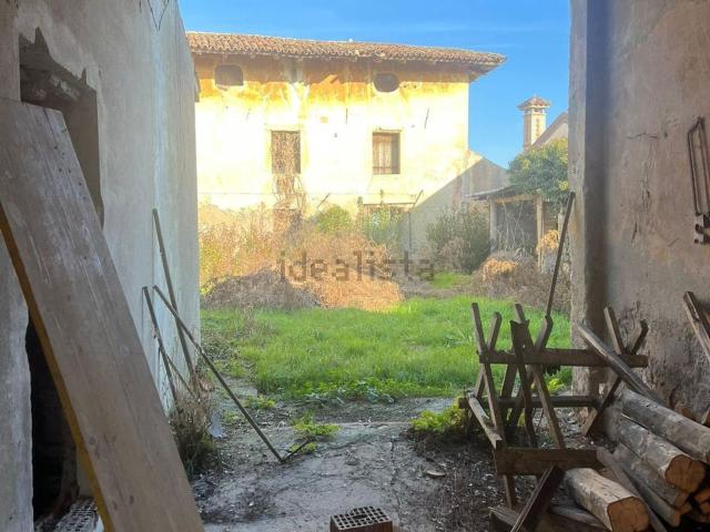Rustici e casali in vendita di 325 m² in Via Emilia, 68