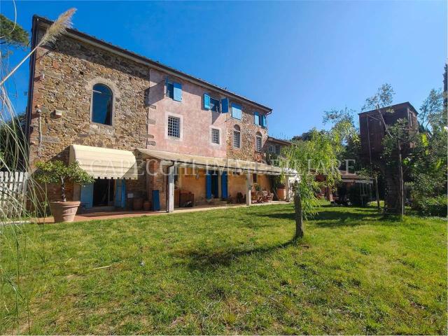 Rustici e casali in vendita di 325 m² in Via Vangile