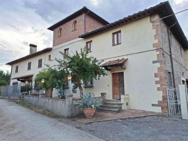 Rustici e casali in vendita di 327 m²