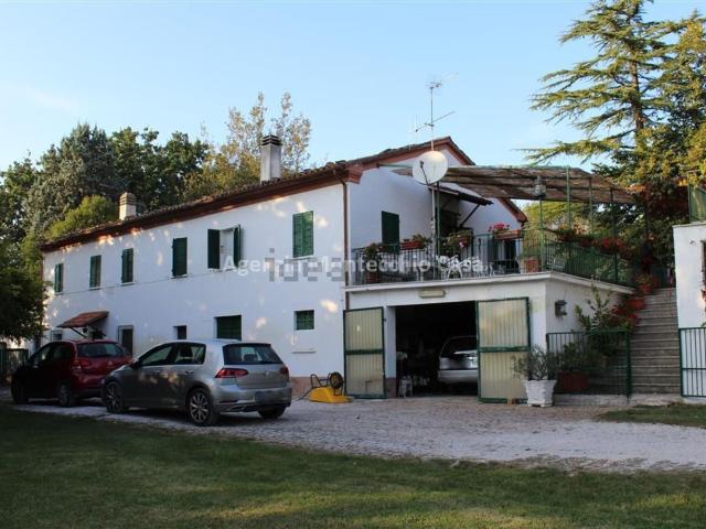 Rustici e casali in vendita di 327 m² in Strada della Campanara