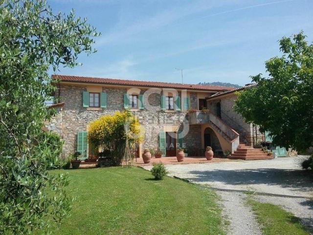 Rustici e casali in vendita di 327 m² in Via Pineta