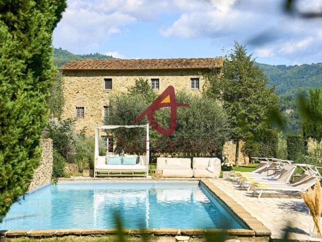 Rustici e casali in vendita di 320 m²