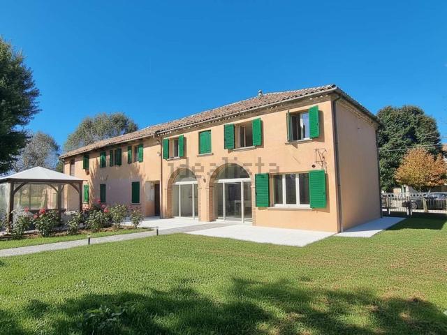 Rustici e casali in vendita di 320 m²