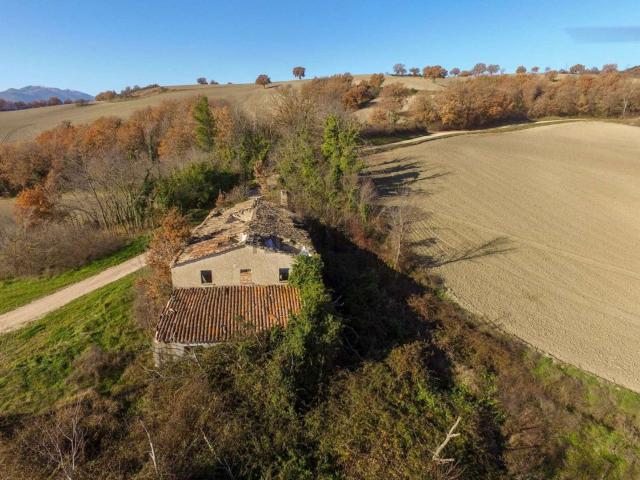 Rustici e casali in vendita di 320 m² in Strada Santa Barbara