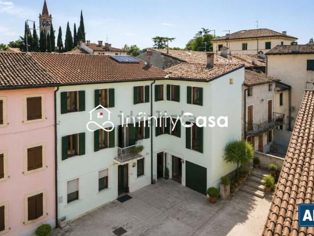 Rustici e casali in vendita di 320 m² in Piazza Marconi