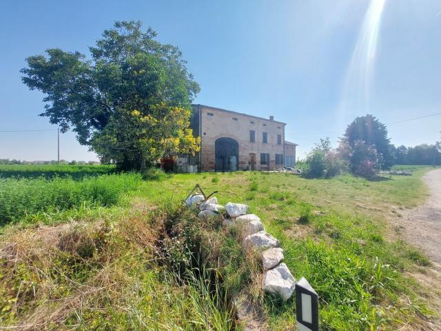 Rustici e casali in vendita di 320 m² in Via Bigliardi