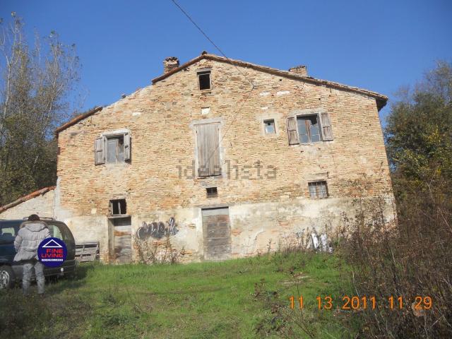 Rustici e casali in vendita di 320 m² in Via COLONNA