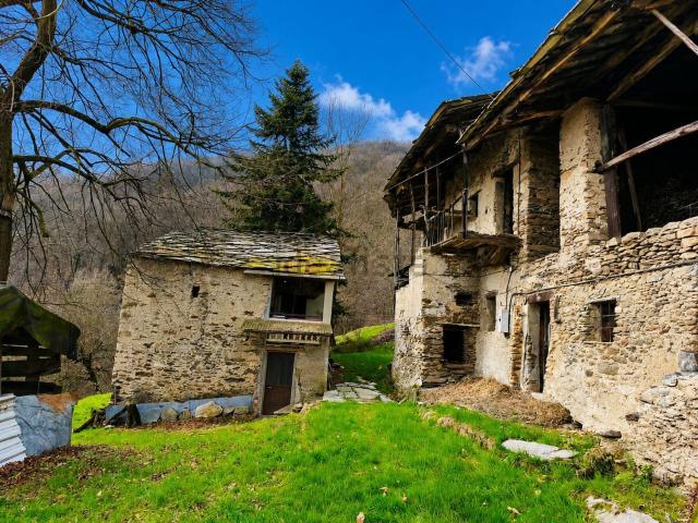 Rustici e casali in vendita di 320 m² in Via della Fraita