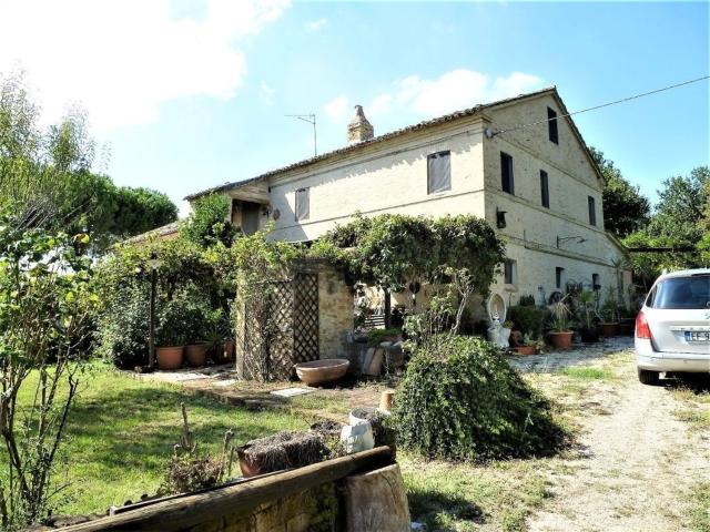 Rustici e casali in vendita di 320 m² in Via San Lorenzo