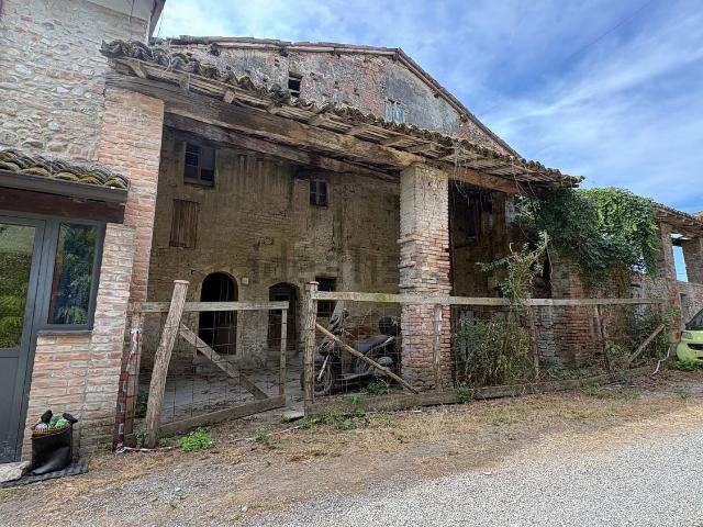 Rustici e casali in vendita di 320 m² in Via Varano, 28