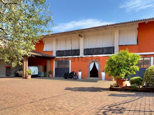 Rustici e casali in vendita di 321 m² in Via Bolognina