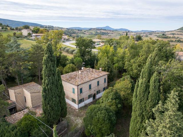 Rustici e casali in vendita di 335 m² in Via Colli, 35