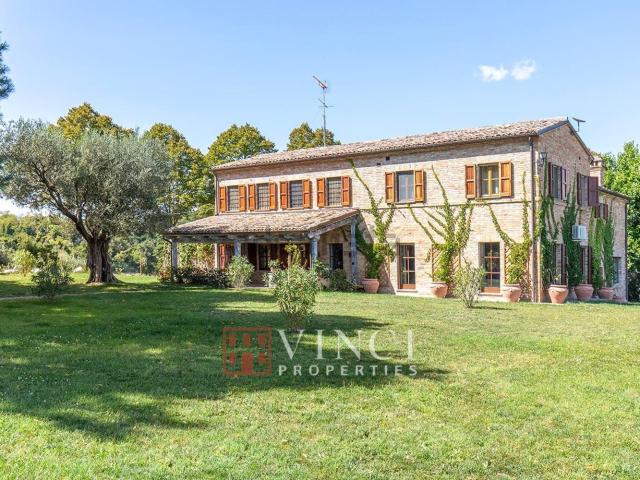 Rustici e casali in vendita di 335 m² in Via Rupoli