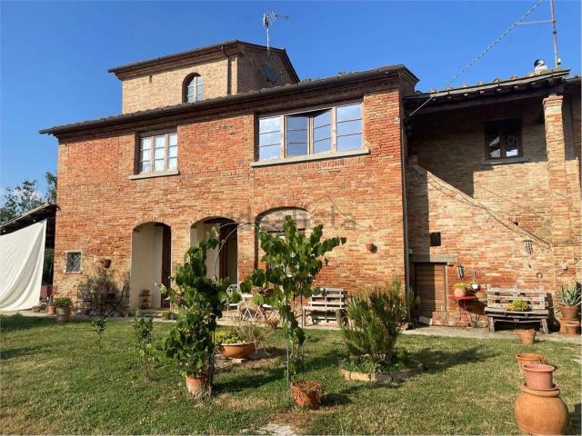 Rustici e casali in vendita di 337 m² in Via del Colle
