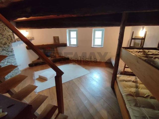 Rustici e casali in vendita di 338 m² in Via Paradiso