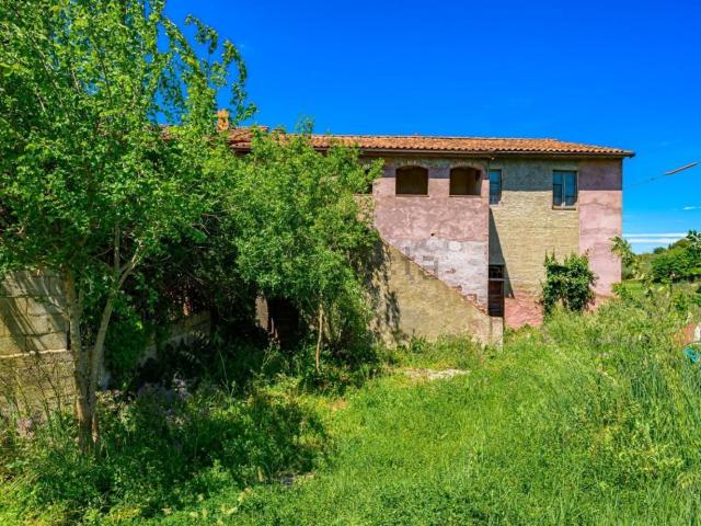 Rustici e casali in vendita di 338 m² in Via Volterrana, 295