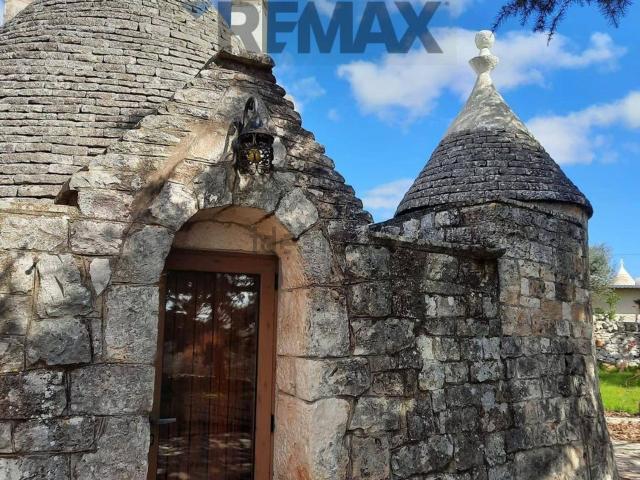Rustici e casali in vendita di 339 m² in Via Provinciale Locorotondo