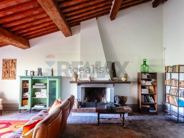 Rustici e casali in vendita di 3300 m² in Via Giulio Guelfi
